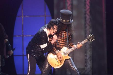 Em um dos seus inúmeros shows, Michael Jackson recebe Slash, o guitarrista da Banda Guns N' Roses!