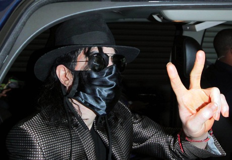 Michael Jackson, mascarado devido há vários problemas, cumprimenta seus fãs